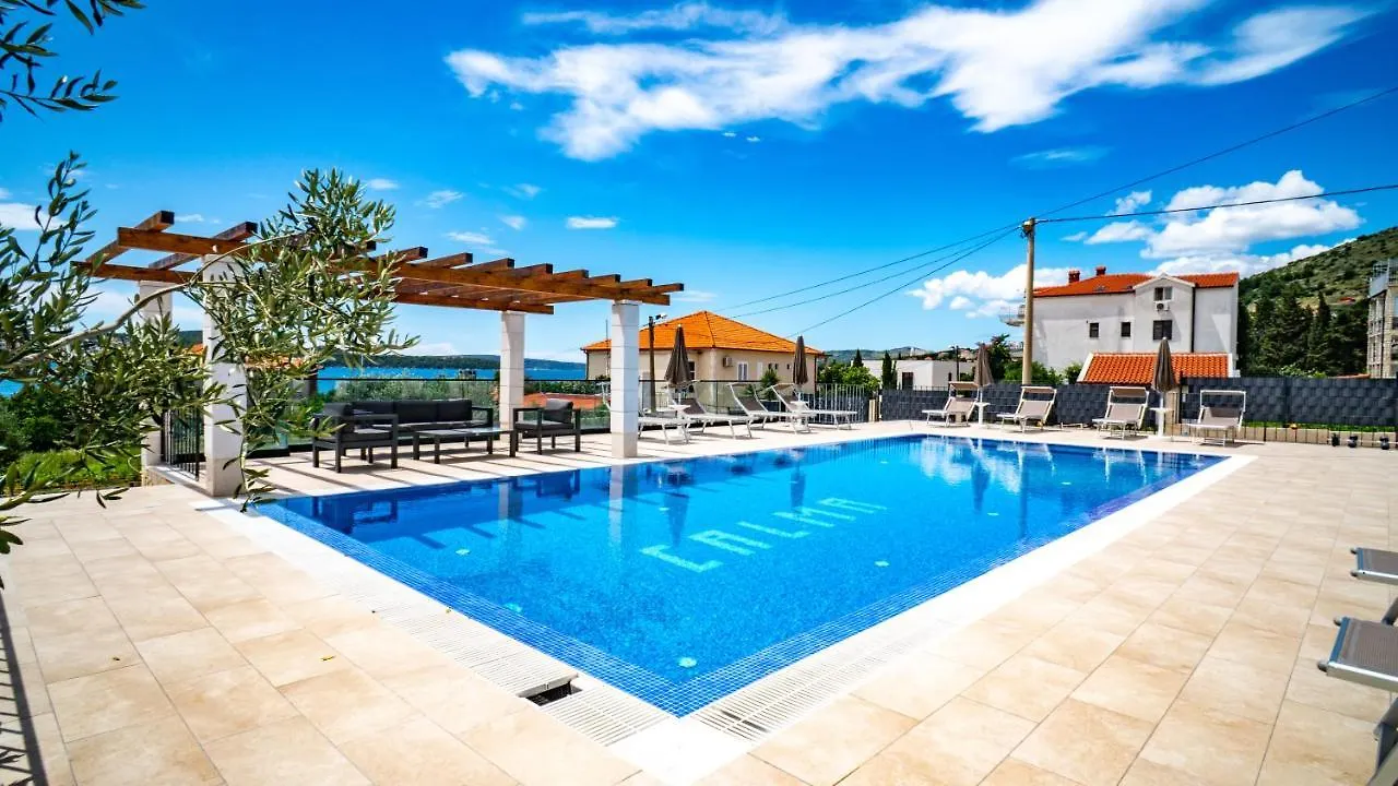 Calma Apartments Трогир